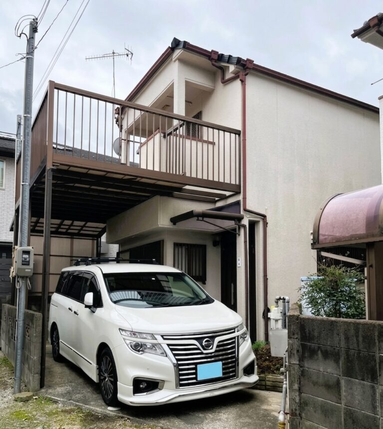 加古川新在家戸建収益 玄関とガレージ